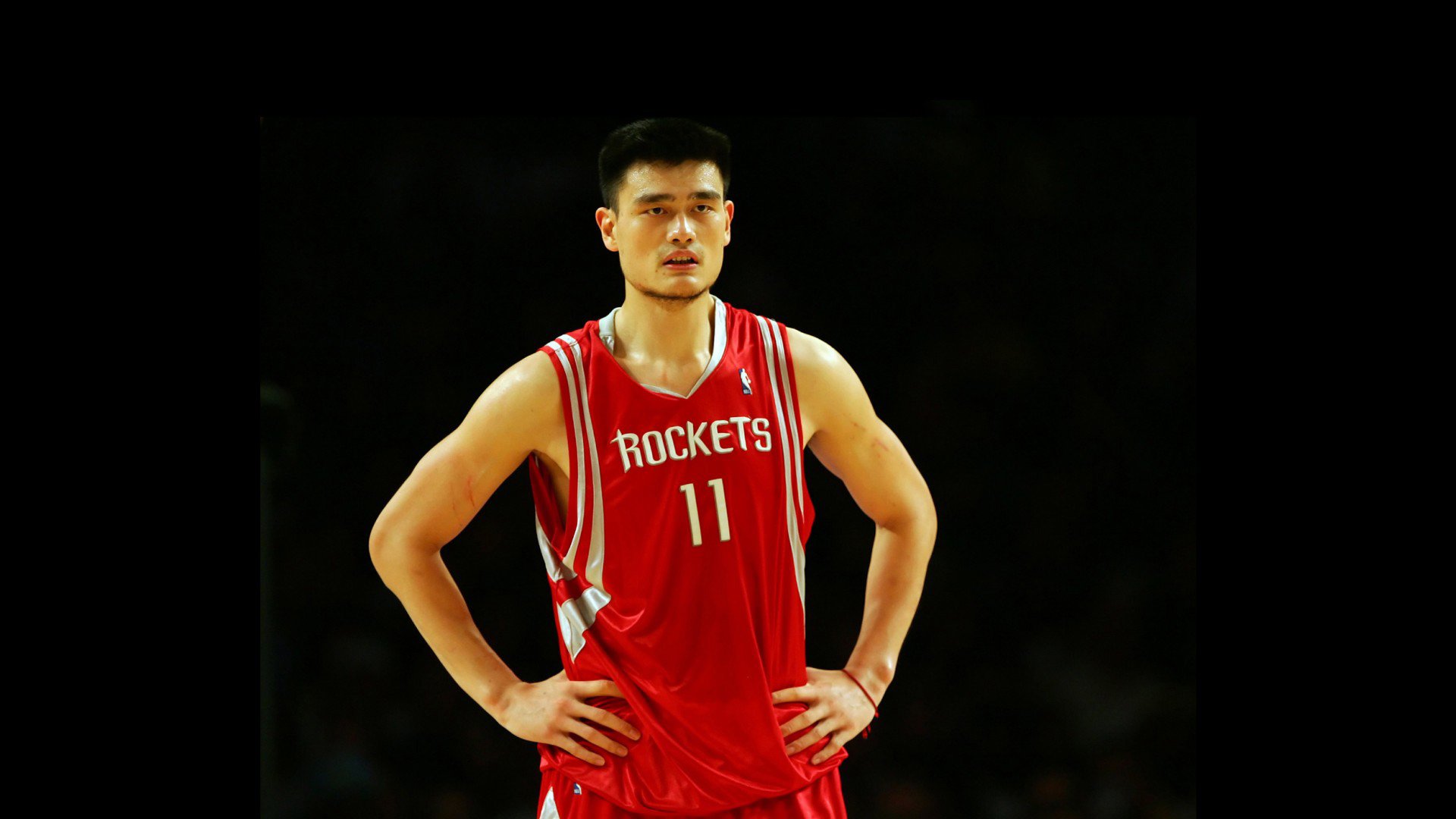 拜仁慕尼黑主场3-0战胜多特蒙德，巩固榜首位置，拜仁慕尼黑场地