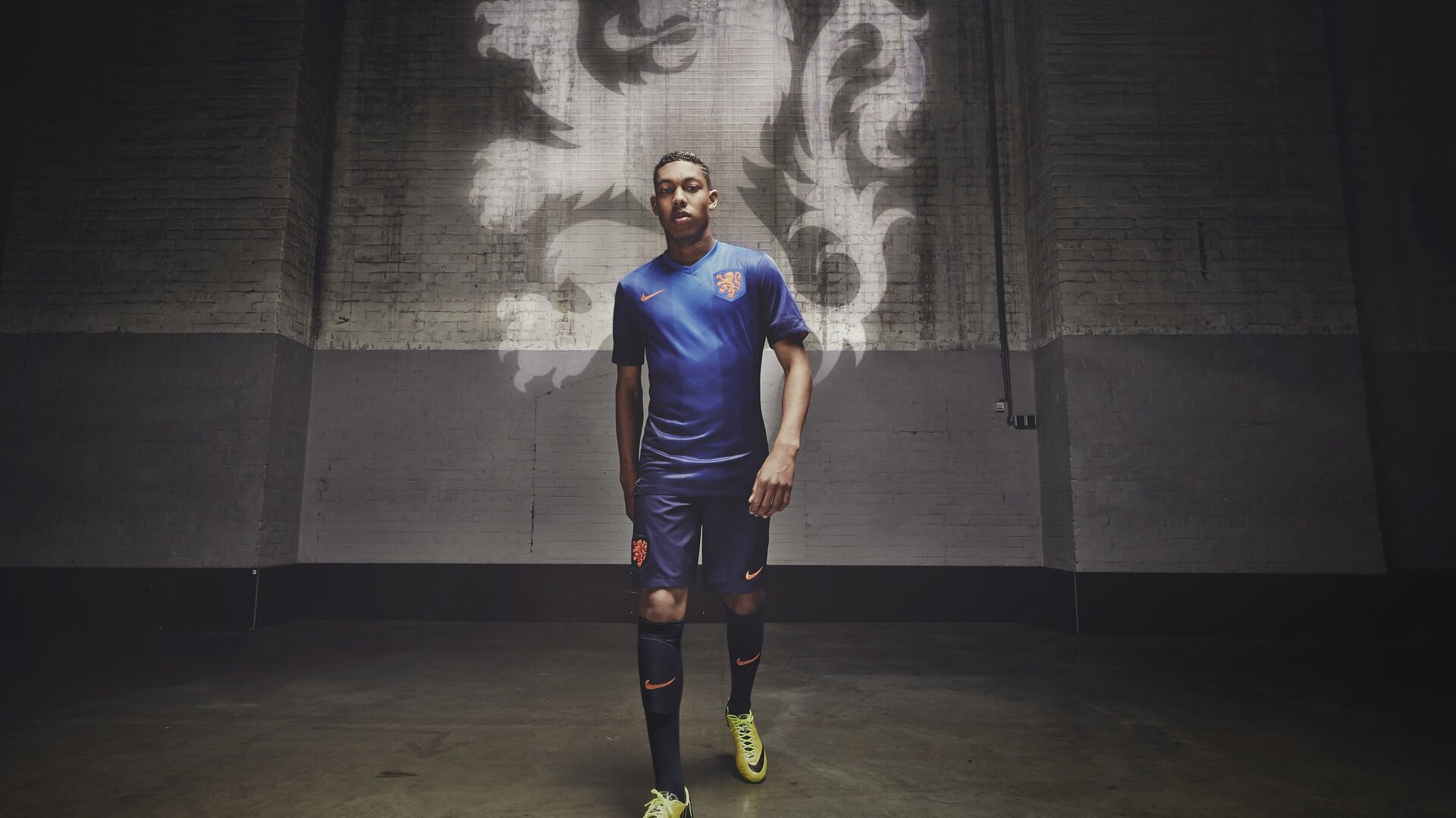 “现场气氛火爆，粉丝热情助威让比赛气场升华”，比赛现场氛围热烈